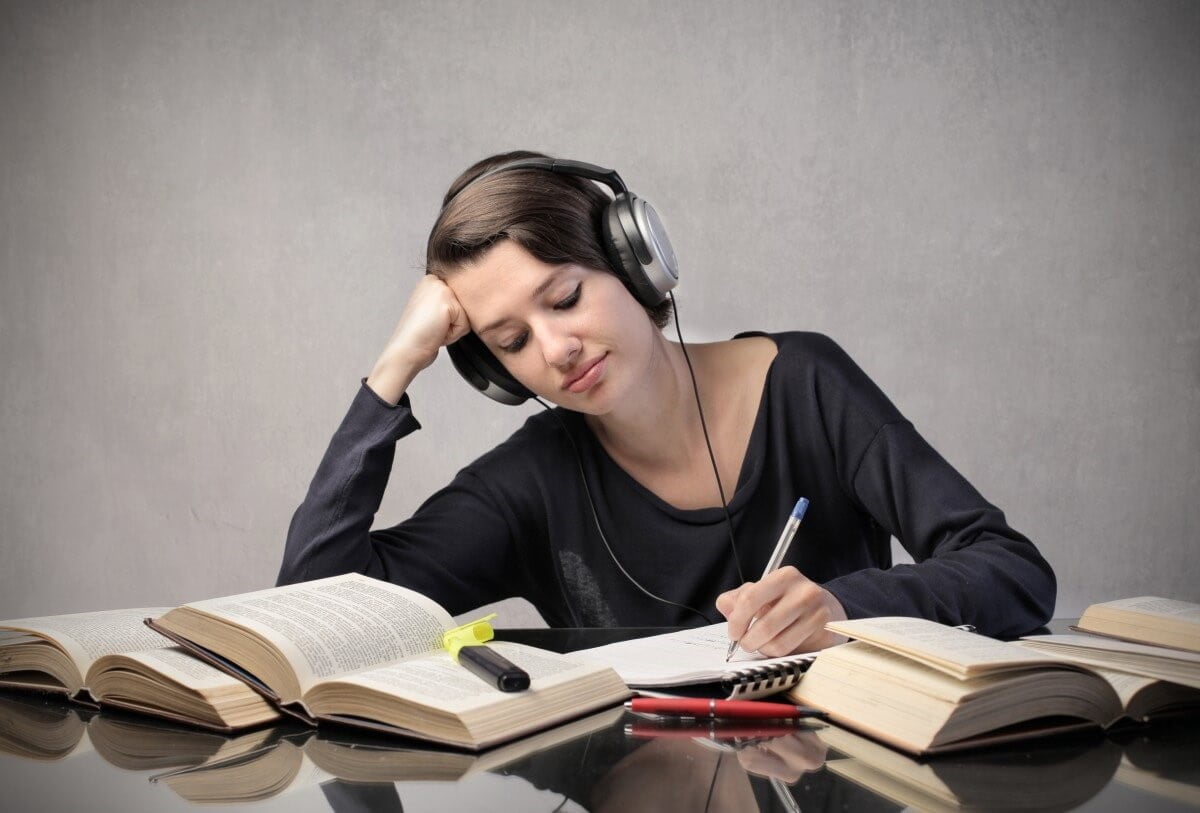 فایده گوش دادن به موسیقی هنگام مطالعه